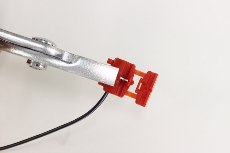 原本電源線放進另一端，鉗子夾到卡住